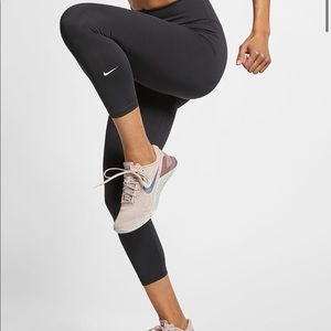 Nike Dri-Fit Mid-Rise Cropped Leggings